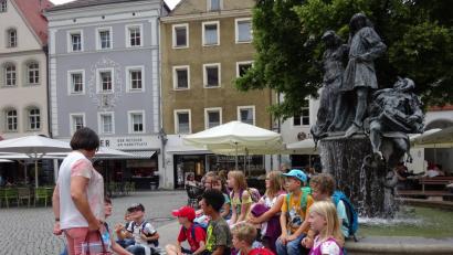 Bild: ibj
Die Kinder der Schulbetreuung, hier vor dem Hochzeitsbrunnen, erkunden Amberg.