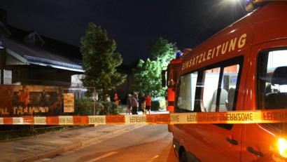 Bild: Auer, Alexander
Chlorlaugenbleiche tritt in Fittnessstudio in einem Pumpraum kurz vor Ladenschluss aus - Feuerwehr rückt im Großaufgebot an - Arbeiten nur unter Chemikalienschutzanzügen möglich.