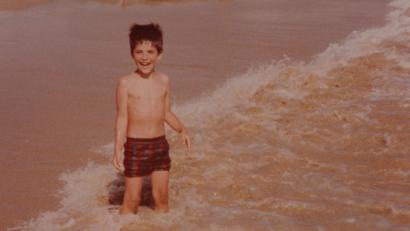 Bild: BR/Antunes
David Antunes in seiner Kindheit in Portugal, dem Heimatland seiner Eltern. Am Montag, 23. Juli, strahlt der BR eine Sendung über Kindheitserinnerungen an die Ferien aus. Gedreht wurde auch in der Oberpfalz.