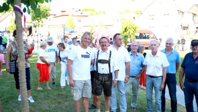 Bild: njn
Sommerfest im tschechischen Plesna und die Erbendorfer feierten mit. Auf dem bild (von links) Plesnas Bürgermeister Peter Schaller, Bürgermeister Hans Donko sowie die Stadträte Adrian Kottas, Anton Hauer, Klaus Gredinger und Reinhold Kastner.