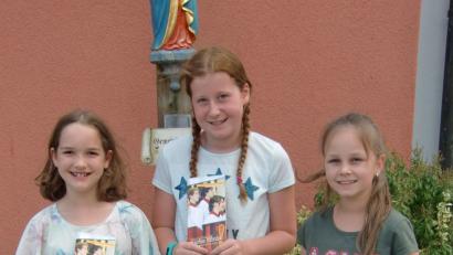 Bild: gz
Die neuen Ministrantinnen Leonie Reil, Hannah Meckl und Annalena Stahl freuen sich auf ihren Dienst am Altar.