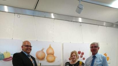 Bild: exb
Appetitanregende Bilder zeigt die neue Ausstellung der Darmstädterin Ilse Fuss. Sie hoffte bei der Eröffnung gemeinsam mit Sibyllenbad-Leiter Gerhard Geiger (rechts) und Bürgermeister Klaus Meyer auf zahlreiche Besucher.