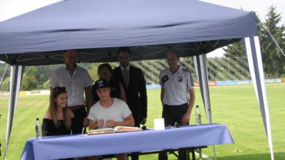 Bild: knh
In Gegenwart der Bürgermeister Oetzinger, Steiner und Kammerer, von VfB Vorstand Richard Paulus und seiner Freundin Antonia trägt sich Dominik Kahun in das goldene Buch ein.