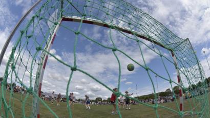 Bild: Ziegler
Ungewöhnlich viel Frischluft haben die Sportler beim Amberger Handballfestival. Gespielt wird auf zwölf Rasenplätzen, in die Halle geht es am Wochenende nur zum Feiern.