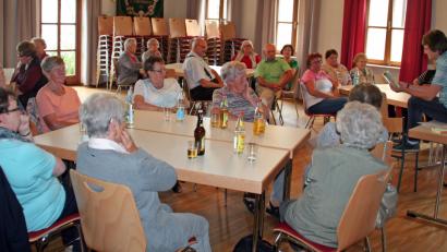 Bild: lep
Scheinbar unbedeutende Begebenheiten aus dem Alltag thematisiert Autorin Christa Vogl (rechts) in ihren Kurzgeschichten. Mit einigen davon unterhält sie im Pfarrheim die Senioren. Danach stärken sich die Besucher mit Grillspezialitäten und Salaten, die das Seniorenteam vorbereitet hatte.
