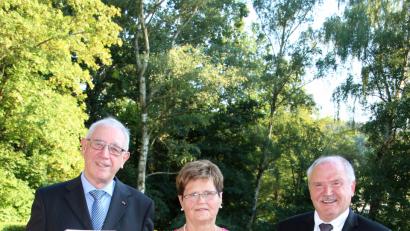 Bild: stg
Robert Dotzauer (links) freut sich gemeinsam mit seiner Ehefrau Agnes über die Verleihung des Ehrentitels „Altbürgermeister“ durch den Stadtrat. Bürgermeister Peter Lehr hält die Laudatio auf seinen Amtsvorgänger.