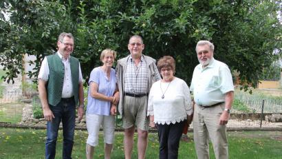 Bild: boj
Jubiläum im Doppelpack: Willibald und Rita Reiter (rechts) feierten goldene Hochzeit und am gleichen Tag quartierten sich Hildegard und Martin Mees zum 15. Mal für ihren Urlaubsaufenthalt im Hause Reiter ein. Bürgermeister Martin Prey (links) freute sich, gleich zu zwei Jubiläen an einem Ort seine Glück- und sonstigen Wünsche auszusprechen.