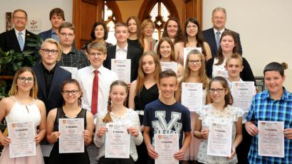 Bild: Stephan Huber
Die besten Abschlussschüler der Mittelschulen im Stadtgebiet und im Landkreis mit Bürgermeister Martin Preuß (links hinten), Landrat Richard Reisinger (rechts hinten) und Schulamtsdirektorin Beatrix Hilburger (hinten Mitte).