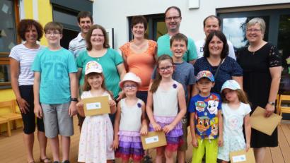 Bild: sm
Manuela Schraml-Kithier (links) zeichnet die Familien Adam, Schieder und Riebel aus.