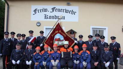 Bild: kro
Die Feuerwehr Kondrau feiert an diesem Wochenende mit einem zweitägigen Fest ihren 120. Geburtstag.Links stehend Vorsitzender Alexander Kolb, Dritter von links stehend Kommandant Michael Richtmann. Vorne links sitzend Ehrenkommandant Hans Häckl.
