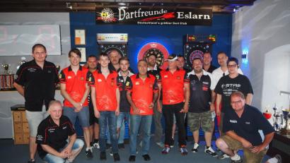 Bild: gz
Martin Bauer (vorne, rechts) und Spielführer Hans-Jürgen Bauer (hinten, links) begrüßen die Darter aus Nürnberg (rotes Trikot) und aus Dettelbach (schwarzweißes Trikot) in Eslarn zu den letzten Spielen der Saison.