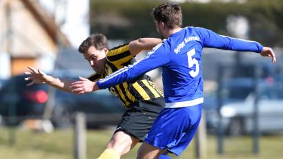 Bild: Büttner, Gerhard
Der Ball in der Bezirksliga Nord rollt wieder: Es werden enge Spiele erwartet, wie hier beim Match Kulmain gegen Schirmitz.