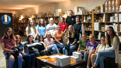 Bild: exb
Die Schülerinnen der Mädchenrealschule zusammen mit Sr. Raphaela M. Kratzer und Robert Christ in der Glashütte Lamberts.