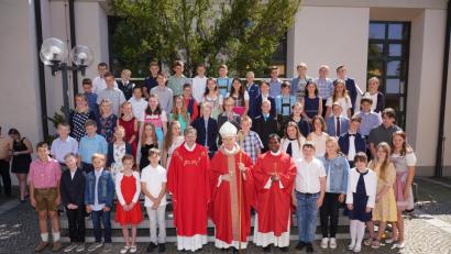 Bild: fvo
Firmlinge der Pfarreien Waldthurn und Neukirchen zu St. Christoph mit Weihbischof Reinhard Pappenberger (Mitte)