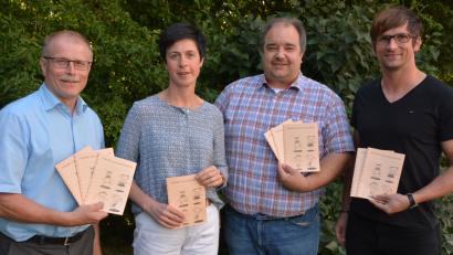 Bild: jr
Bürgermeister Max Bindl, Ute Pflaum (Marktverwaltung) und die beiden Jugendbeauftragten Wolfgang Pötzl und Stefan Siller stellten das Ferienprogramm vor.