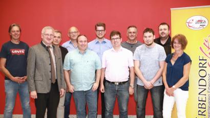 Bild: njn
Zweiter Bürgermeister Johannes Reger mit den Vorstandsmitgliedern des Gewerbeverein. Auf dem Bild Vorsitzender Josef Bollmann (Zweiter von rechts) sowie der Wiedergewählte zweite Vorsitzende Holger Schmidt (Fünfter von links), Kassiert Kurt Kappauf (Vierter von links), Kassenprüfer Alexander Goblirsch (Sechster von rechts) und Kassenprüfer Thomas Heining (Vierter von rechts).