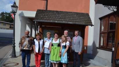 Bild: gi
Bürgermeister Hermann Ach (rechts) ehrt treue Urlaubsgäste für den 45. und 35. Aufenthalt in der Marktgemeinde Moosbach.