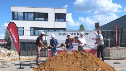 Bild: Hirsch
Am Mittwoch erfolgte der Spatenstich für den Erweiterungsbau des ACI-Gebäudes. Die Firma Horsch investiert zwei Millionen Euro in die „Ideenwerkstatt“.