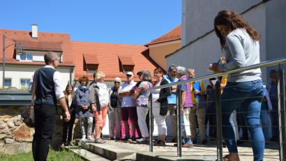 Bild: exb
Den Teilnehmern der Landkreisfahrt berichtete Dr. Christoph Steinmann von den Ausgrabungen am Schloss Pfreimd.