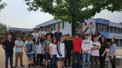 Bild: exb
Dimitria Kotsekoglou hat mit ihrer Klasse an der Otto-Wels-Mittelschule Mitterteich ihren Gewinn beim Jugendrotkreuz eingelöst und bei BRK-Ausbilder (links) Jürgen Goß den Rotkreuzkurs absolviert.