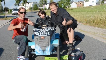 Bild: gsb
Der Fahrer der Kiste vom Aktionsbündnis "Weiden ist bunt", Florian Schönberger, ist bereit. Die Organisatoren Nico Erhardt (links) und Florian Graf (rechts) drücken die Daumen.