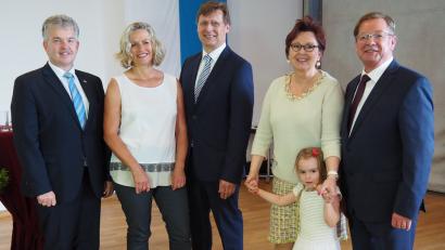 Bild: Bühner
Amtsübergabe mit Enkelkind Leonora. Der bisherige Leiter des Amtes für Ernährung, Landwirtschaft und Forsten Dr. Siegfried Kiener (rechts) übergab die Amtsgeschäfte an Reinhold Witt (Vierter von rechts) Mit dabei (von rechts) Elvira Kiener-Seibert, Betty Witt und Ministerialdirektor Hubert Bittlmayer