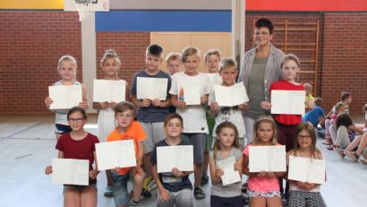 Bild: den
Die stolzen Besitzer von Ehrenurkunden.