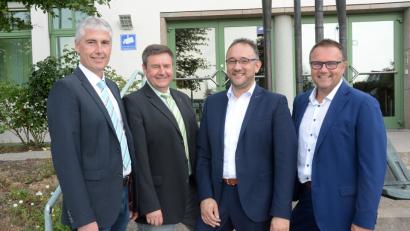 Bild: Schönberger
Thomas Bauer (Zweiter von rechts) ist Chef der Weidener Kriminalpolizei. Sein neuer Stellvertreter ist Thomas Gallei (links), zugleich neuer Leiter des K 2. Den Kriminaldauerdienst leitet künftig Markus Braun (rechts). Ernst Wager führt das K 11 gegen Cybercrime.
