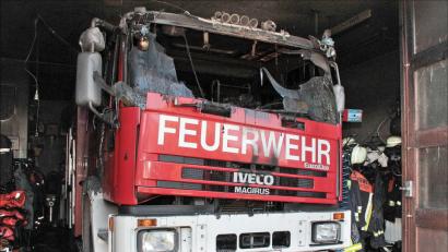 Bild: Josef Reisner/dpa
Ein ausgebranntes Löschfahrzeug steht im Gerätehaus der Freiwilligen Feuerwehr. Das Fahrzeug war in Brand geraten und hatte auch das Feuerwehrhaus in Flammen gesetzt. Umliegende Feuerwehren rückten an und konnten den Brand sehr schnell löschen. Der Schaden beträgt rund 300 000 Euro.
