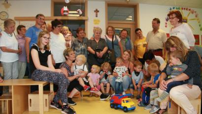 Bild: wro
Was man an einem Froschteich so alles hören und sehen kann, „quakten“ die Kinder in ihrem Lied, bei dem auch Mitmachen gefragt war.