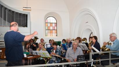 Bild: fjo
Auf der Empore dirigiert Hermann Mack die Bläsergruppe "Atemnot" als größtes Ensemble des Kirchenkonzerts.