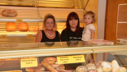 Bild: dob
Sabine und Sabrina Messer mit Töchterchen Katharina fällt der Schritt der Schließung des Traditionsgeschäfts sehr schwer. Er ist aber unabwendbar.