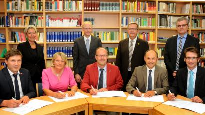 Bild: Stephan Huber
Der Kooperations-Vertrag ist unterzeichnet, nun blicken sie gespannt in die gemeinsame Zukunft (von links): Wolfgang Reif (HWK), Sabine Märtin (OTH), Andrea Klug (Präsidentin OTH), Armin Wolfram (OTH), Martin Wurdack (BSZ Amberg), Martin Preuß (Stadt Amberg), Walter Schütz (Regierung der Oberpfalz), Helmut Nierlein (BSZ Amberg) und Ralf Kohl (IHK).