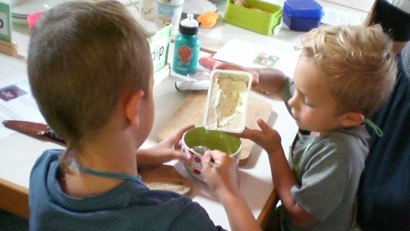 Bild: exb
Kinder beim Zubereiten von Zwischenmahlzeiten.