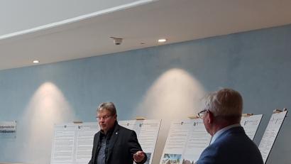 Bild: exb
Alfred Wolf (links) und Werkleiter Gerhard Geiger bei der Eröffnung der Ausstellung "Aus der Geschichte in die Zukunft" im Kurmittelhaus Sibyllenbad.