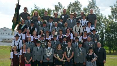 Bild: jr
Seit 120 Jahren gibt es die Königlich-privilegierte Schützengesellschaft Mitterteich. Auf Jubiläumsfeierlichkeiten wird aber verzichtet, stattdessen unternimmt der Verein einen Ausflug. Im Bild der "harte Kern" der Schützen in Dirndln und Anzügen, mit denen sie sich 2015 bzw. 2016 neu eingekleidet haben.