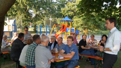 Bild: du
Im lauschigen Kastaniengarten des Sportheims geht es heiß her, denn Landtagskandidat Stephan Oetzinger (rechts) stellt sich beim CSU-Bürgergespräch zahlreichen heiklen Fragen und brisanten Themen aus einem großen Zuhörerkreis.