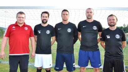 Bild: es
Die Neuzugänge des TSV Tännesberg (von links): Abteilungsleiter Sven Stock, Johannes Stahl, Martin Prohlavec, Jan Velcoporsky, und Trainer Marek Vit.