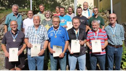 Bild: dl
Alle Sieger der bayerische Landesmeisterschaft des Oberpfälzer Schützenbundes mit dem Zimmerstutzen in Pfreimd bei den Herren 3 und 4.