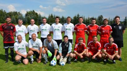 Bild: jr
Die „Talentschmiede Stiftland“ (weiße Trikots) siegte im Finale des Konnersreuther Fußball-Hobbyturniers gegen „Scherdel-United“ (rote Trikots) knapp mit 1:0 und verteidigte damit den Titel. Dazu gratulierten TSV-Vorsitzender Maximilian Siller (links) und Turnierleiter Thomas Bernreuther (rechts).