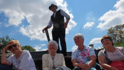 Bild: exb
Die Teilnehmerinnen an der Treidelfahrt waren nicht nur begeistert von der Landschaft, dem Transport mit dem Lastenkahn "Alma Viktoria" sondern auch von den Ausführungen von Hans-Georg Luber.