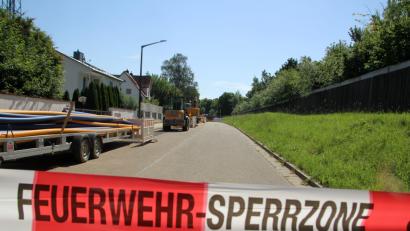 Bild: Auer, Alexander
Ein Baggerfahrer hatte in Regensburg eine Gasleitung abgerissen. Die Einsatzkräfte sperrten den Straßenabschnitt.