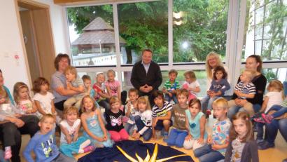 Bild: twg
Das Foto zeigt hinten in der Mitte Pfarrer Josef Waleszczuk, links Kindergartenleiterin Sabine Schinner, rechts Kinderpflegerin Waltraud König.
