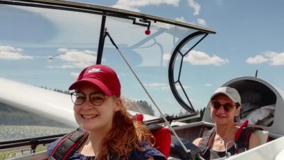 Bild: exb
Pia Lippert und Elke Pinkert (von links) dürfen bislang nur am Boden zusammen im Segelflieger sitzen. Auf ihren Flügen werden sie jeweils noch von einem Fluglehrer begleitet. Der Segelflugclub Tirschenreuth ist stolz auf seine beiden weiblichen Neuzugänge.