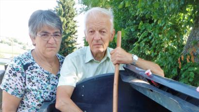 Bild: jml
„Aus den Augen, aus dem Sinn“, hat sich wohl ein Zeitgenosse gedacht und entsorgte seinen Sperrmüll im Friedhofscontainer. Nicht nur Gertraud und Willi Landgraf, die diesen Abfall nun am Hals haben, empfinden so ein Verhalten einfach als Sauerei.