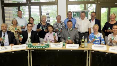 Bild: Hirsch
Landrat Thomas Ebeling, Mitglieder des Seniorenbeirats und die Vertreter der Aktionspartner stellten die Notfalldose vor.