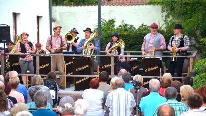 Bild: fjo
Gesungene Lieder zählen zum Markenzeichen der "Woihauser Straßenmusikanten" um Dieter Hanauer (Zweiter von rechts).