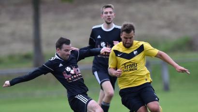 Bild: Alfred Schwarzmeier
Vor dem Kulmainer Torjäger Nicolas Pusiak (rechts) hat Aufsteiger SV Grafenwöhr gehörigen Respekt. Das Derby zum Start der Bezirksliga-Saison verspricht jede Menge Spannung.