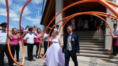 Bild: wlr
Gleich am Kirchenportal wird das Brautpaar unter einem Bogen aus Feuerwehrschläuchen empfangen.