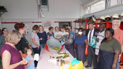 Bild: fvo
Coumba Seydi (Fünfte von rechts) zeigte in Albersrieth die Herstellung von Batik - Artikeln